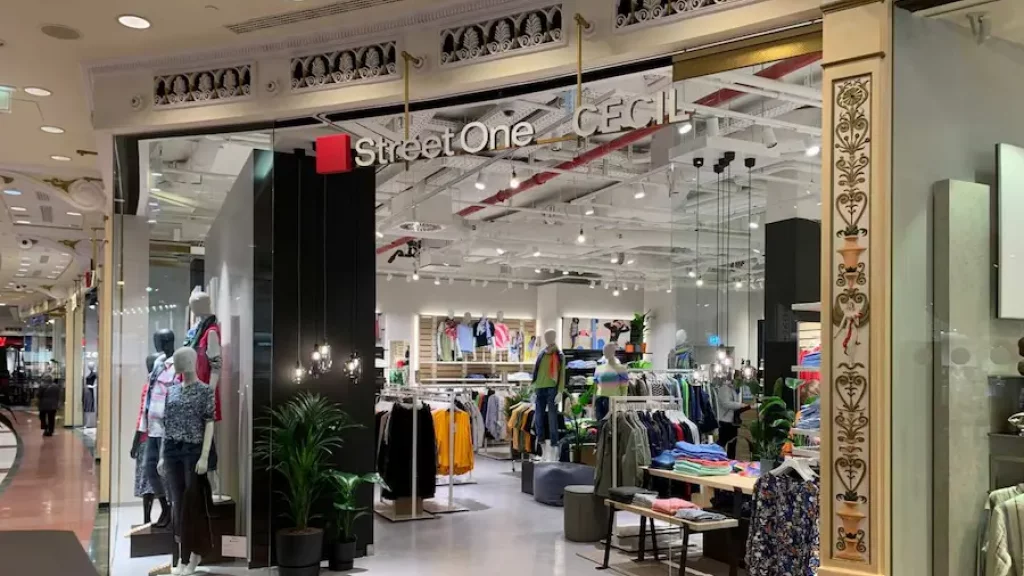 Shopfront Cecil / Street One