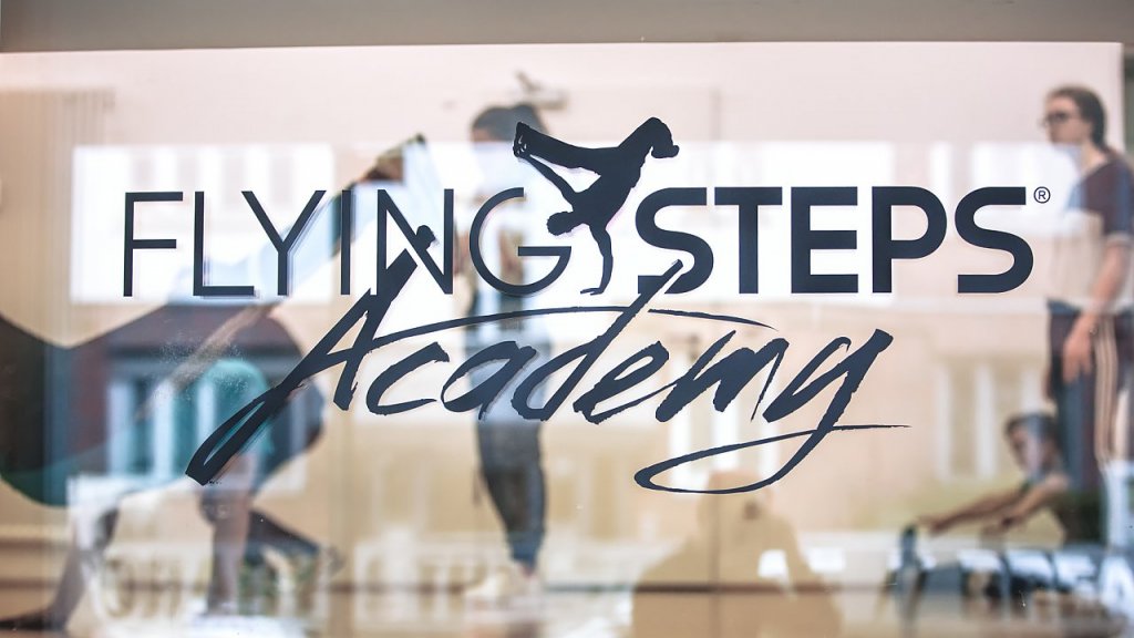 Tanzstudio-Logo_auf_Scheibe Fenster vom Tanzstudio